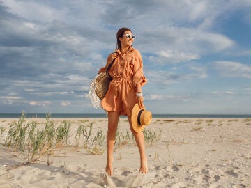 Mujer en la playa con un look veraniego
