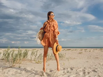 Mujer en la playa con un look veraniego Mujer en la playa con un look veraniego