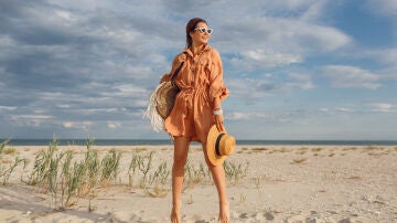 Mujer en la playa con un look veraniego