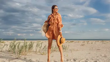 Mujer en la playa con un look veraniego Mujer en la playa con un look veraniego