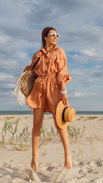 Mujer en la playa con un look veraniego