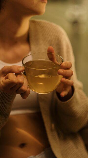 Mujer tomándose una infusión digestiva