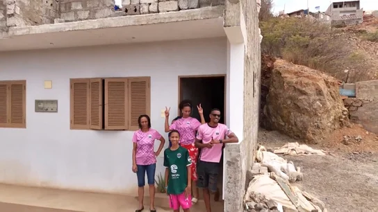 La FIFA reúne a Vozinha con su madre tras convertirse en héroe de Cabo Verde ante España La FIFA reúne a Vozinha con su madre tras convertirse en héroe de Cabo Verde ante España
