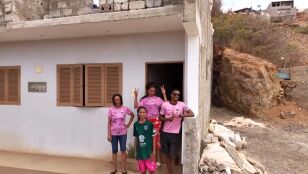 La FIFA re&uacute;ne a Vozinha con su madre tras convertirse en h&eacute;roe de Cabo Verde ante Espa&ntilde;a