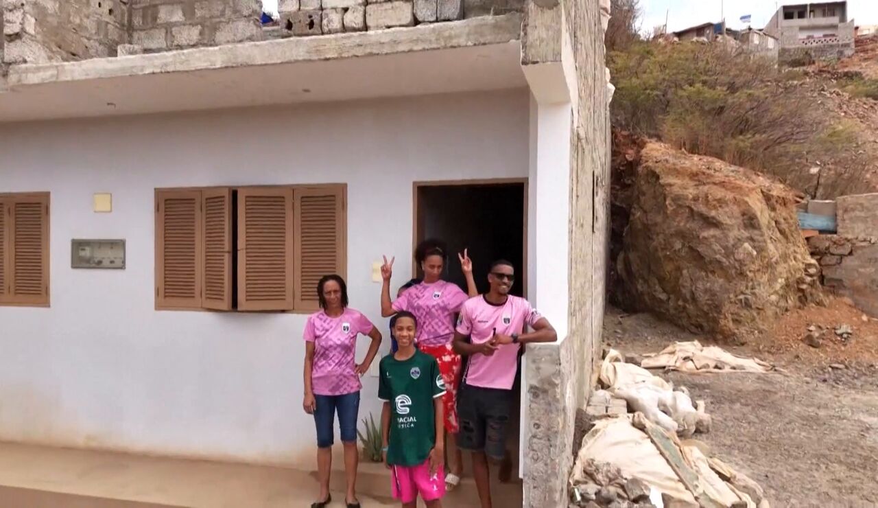 La FIFA re&uacute;ne a Vozinha con su madre tras convertirse en h&eacute;roe de Cabo Verde ante Espa&ntilde;a