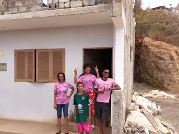 La FIFA reúne a Vozinha con su madre tras convertirse en héroe de Cabo Verde ante España La FIFA reúne a Vozinha con su madre tras convertirse en héroe de Cabo Verde ante España