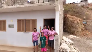 La FIFA reúne a Vozinha con su madre tras convertirse en héroe de Cabo Verde ante España La FIFA reúne a Vozinha con su madre tras convertirse en héroe de Cabo Verde ante España