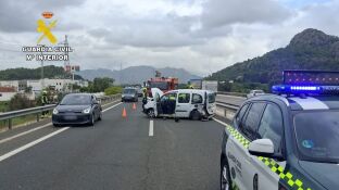 Un conductor provoca un accidente y se da a la fuga a pie con una mochila con droga
