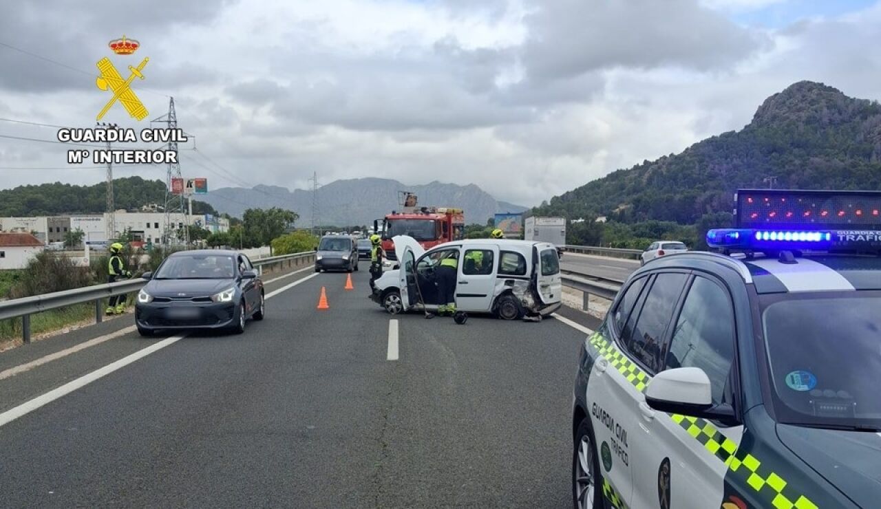Un conductor provoca un accidente y se da a la fuga a pie con una mochila con droga