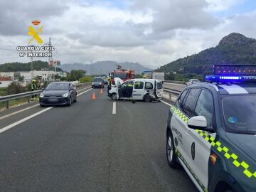 Un conductor provoca un accidente y se da a la fuga a pie con una mochila con droga