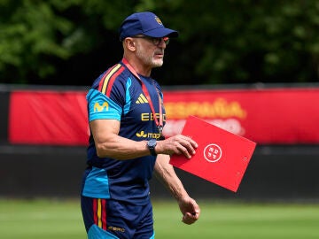 Luis de la Fuente en el en el entrenamiento de la selecci&oacute;n espa&ntilde;ola de f&uacute;tbol el jueves en Chattanooga