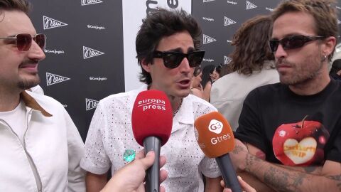 Juan Fernández junto a su grupo Marlon atendiendo a la prensa