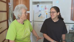 Una universitaria y una jubilada comparten piso