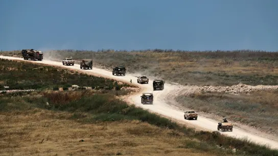 Imagen de vehículos militares israelíes maniobran en el lado libanés de la frontera Imagen de vehículos militares israelíes maniobran en el lado libanés de la frontera