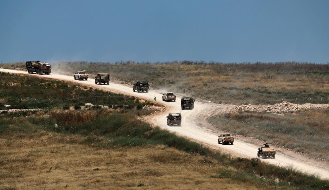 Imagen de veh&iacute;culos militares israel&iacute;es maniobran en el lado liban&eacute;s de la frontera