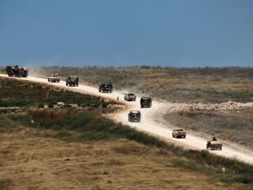 Imagen de veh&iacute;culos militares israel&iacute;es maniobran en el lado liban&eacute;s de la frontera