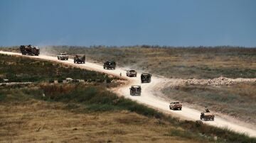 Imagen de veh&iacute;culos militares israel&iacute;es maniobran en el lado liban&eacute;s de la frontera