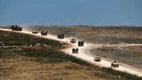 Imagen de veh&iacute;culos militares israel&iacute;es maniobran en el lado liban&eacute;s de la frontera