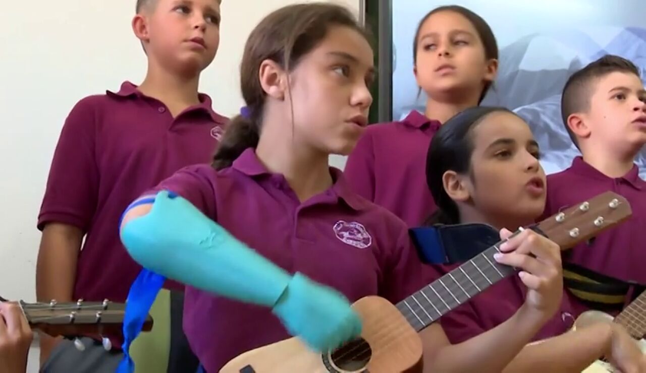 Paula logra tocar el timple gracias a una pr&oacute;tesis 3D