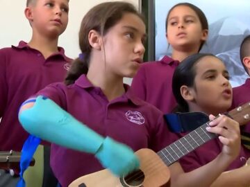 Paula logra tocar el timple gracias a una pr&oacute;tesis 3D