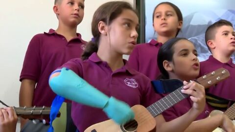 Paula logra tocar el timple gracias a una pr&oacute;tesis 3D