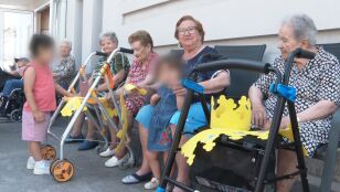 Ni&ntilde;os y mayores pasan tiempo juntos