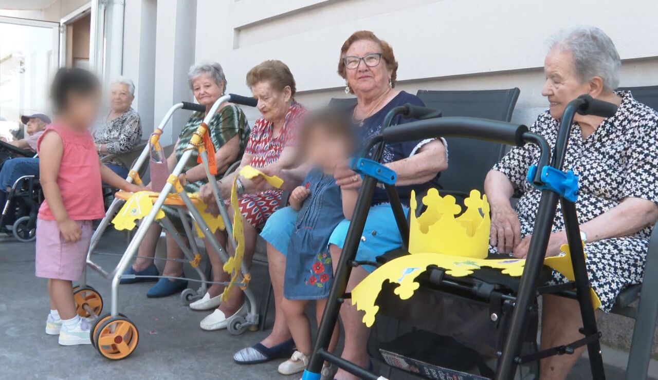 Ni&ntilde;os y mayores pasan tiempo juntos