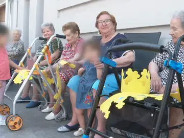 Niños y mayores pasan tiempo juntos Niños y mayores pasan tiempo juntos