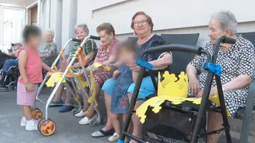 Niños y mayores pasan tiempo juntos Niños y mayores pasan tiempo juntos