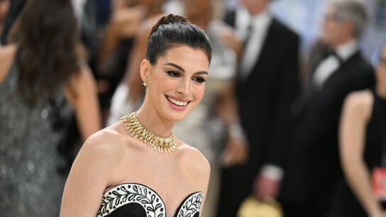 Anne Hathaway posando para los medios