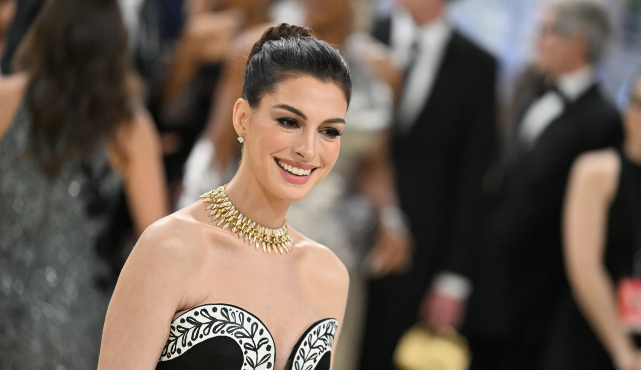 Anne Hathaway posando para los medios