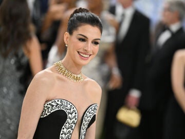 Anne Hathaway posando para los medios