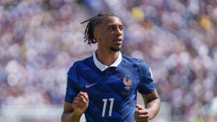 Michael Olise en un partido con la Selecci&oacute;n de Francia