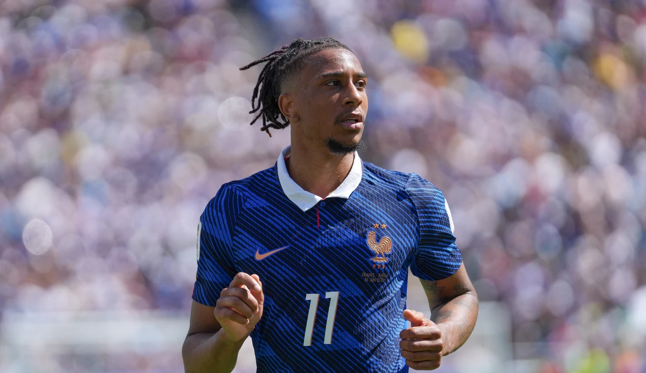 Michael Olise en un partido con la Selección de Francia