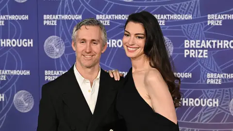 Anne Hathaway y Adam Shulman Anne Hathaway y Adam Shluman