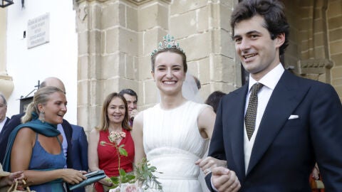 Ana Domecq y Alberto Mencos saliendo de la iglesia tras su boda