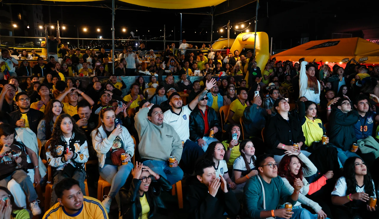 Imagen de aficionados de Ecuador viendo en directo el partido ante Curacao
