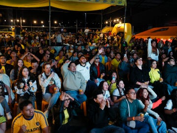 Imagen de aficionados de Ecuador viendo en directo el partido ante Curacao