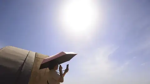 El verano arranca con la primera ola de calor del año y avisos extremos en gran parte de España El verano arranca con la primera ola de calor del año y avisos extremos en gran parte de España