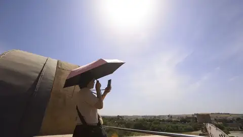 El verano arranca con la primera ola de calor del año y avisos extremos en gran parte de España El verano arranca con la primera ola de calor del año y avisos extremos en gran parte de España