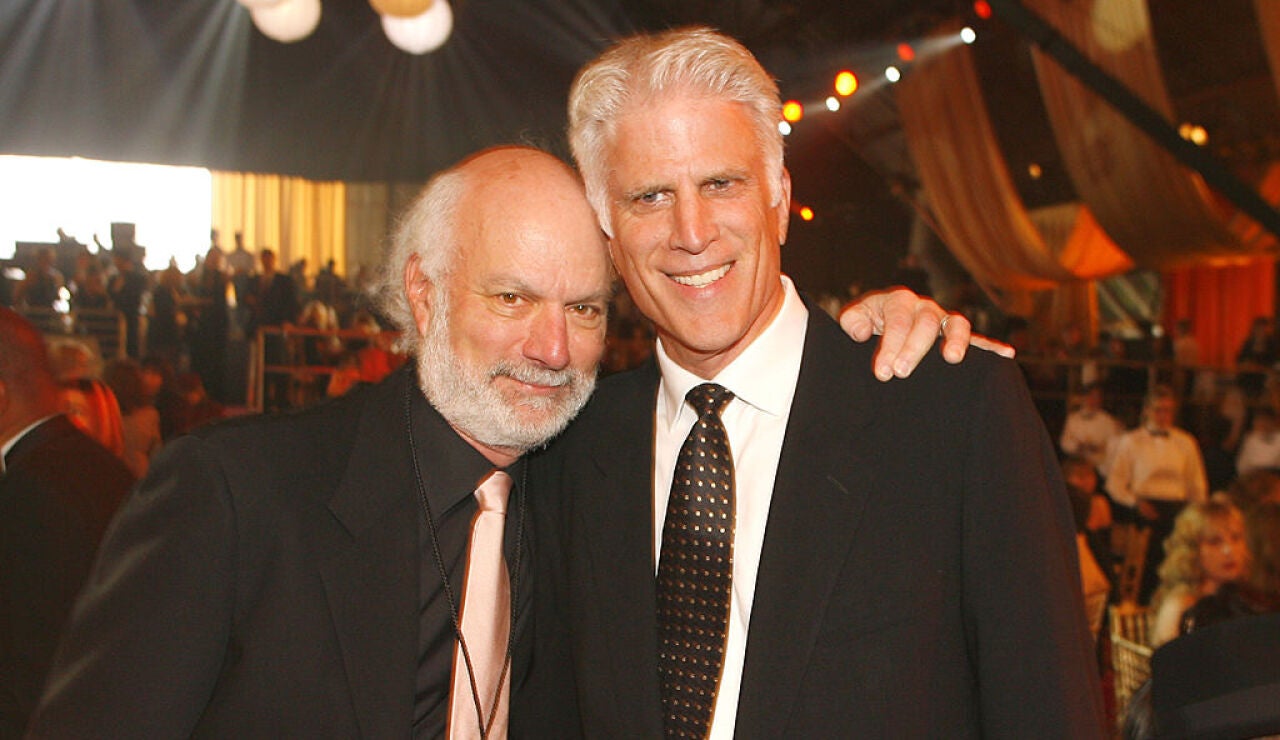James Burrows junto al actor Ted Danson