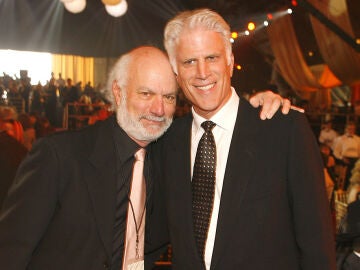 James Burrows junto al actor Ted Danson