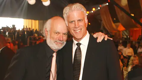 James Burrows junto al actor Ted Danson James Burrows junto al actor Ted Danson