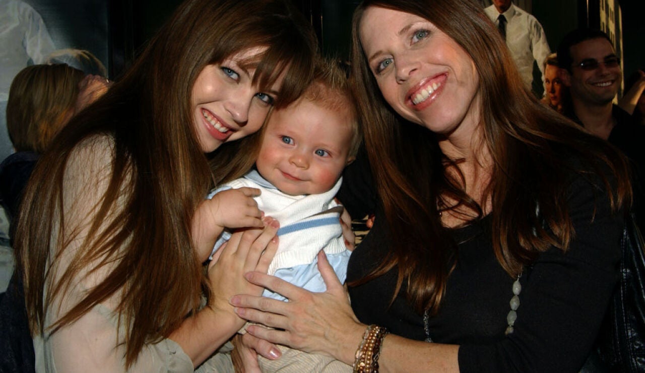 Daveigh Chase junto a su madre y su hermano menor