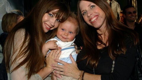 Daveigh Chase junto a su madre y su hermano menor