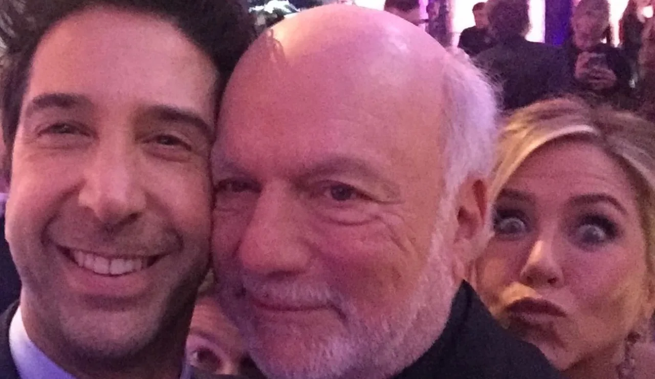 Jennifer Aniston junto a James Burrows y David Schwimmer