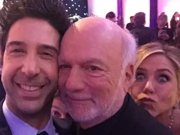 Jennifer Aniston junto a James Burrows y David Schwimmer Jennifer Aniston junto a James Burrows y David Schwimmer