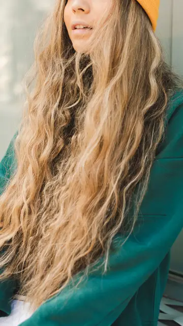 Mujer con ondas surferas Mujer con ondas surferas