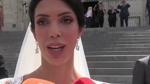 Ingrid Sanz hablando con la prensa a la salida de la iglesia 