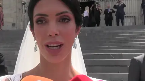 Ingrid Sanz hablando con la prensa a la salida de la iglesia Ingrid Sanz hablando con la prensa a la salida de la iglesia
